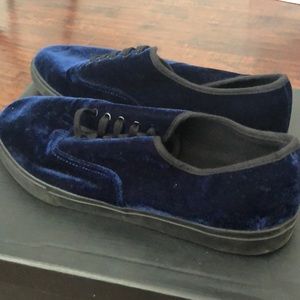 Dark blue velvet shoes